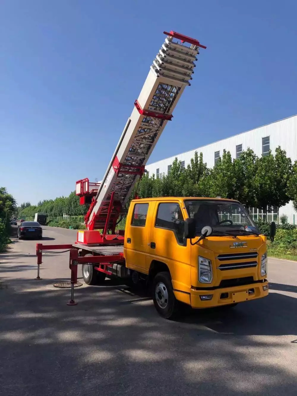 柳江附近的云梯车出租服务：轻松解决高空作业需求