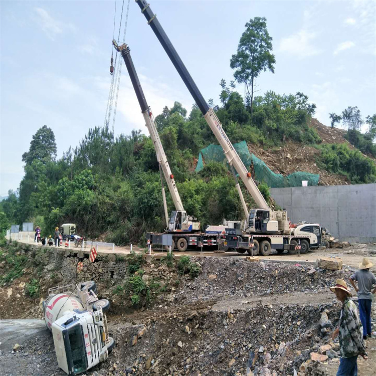 柳江汽车掉沟里叫吊车救援要多少钱